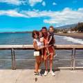 Une-famille-qui-aime-les-chiens-1080835-0